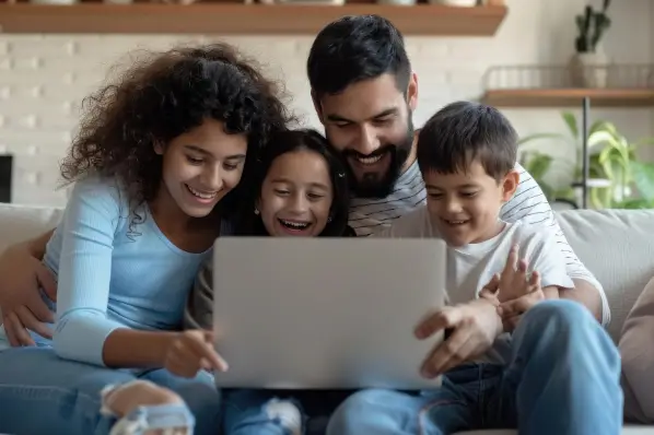 familia usando internet fibra ten internet